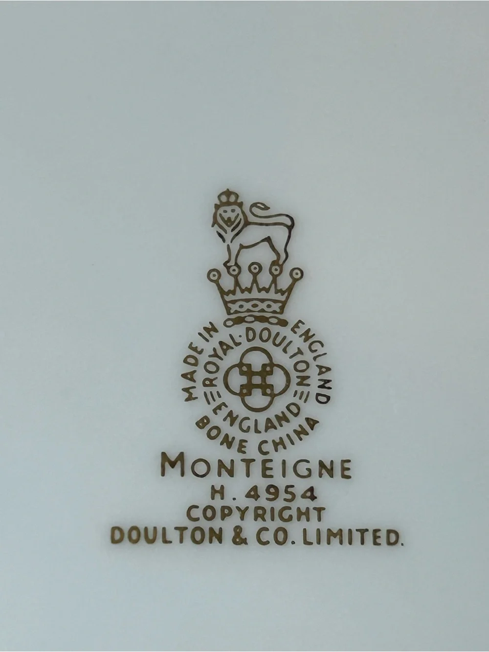 ROYAL DOULTON MONTEIGNE 4954 Bone China Oval Vegetable Bowl Serving White Gold